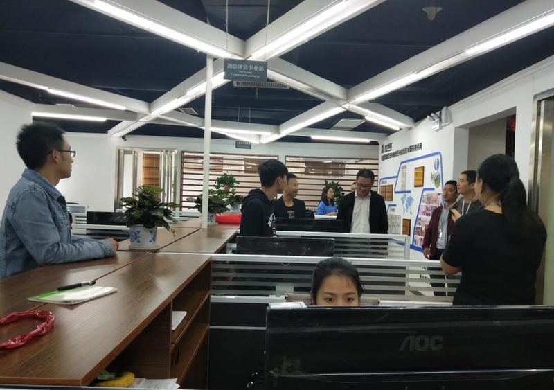 02 罗光杰了解威尼斯官网往届毕业生与实习生工作情况.jpg